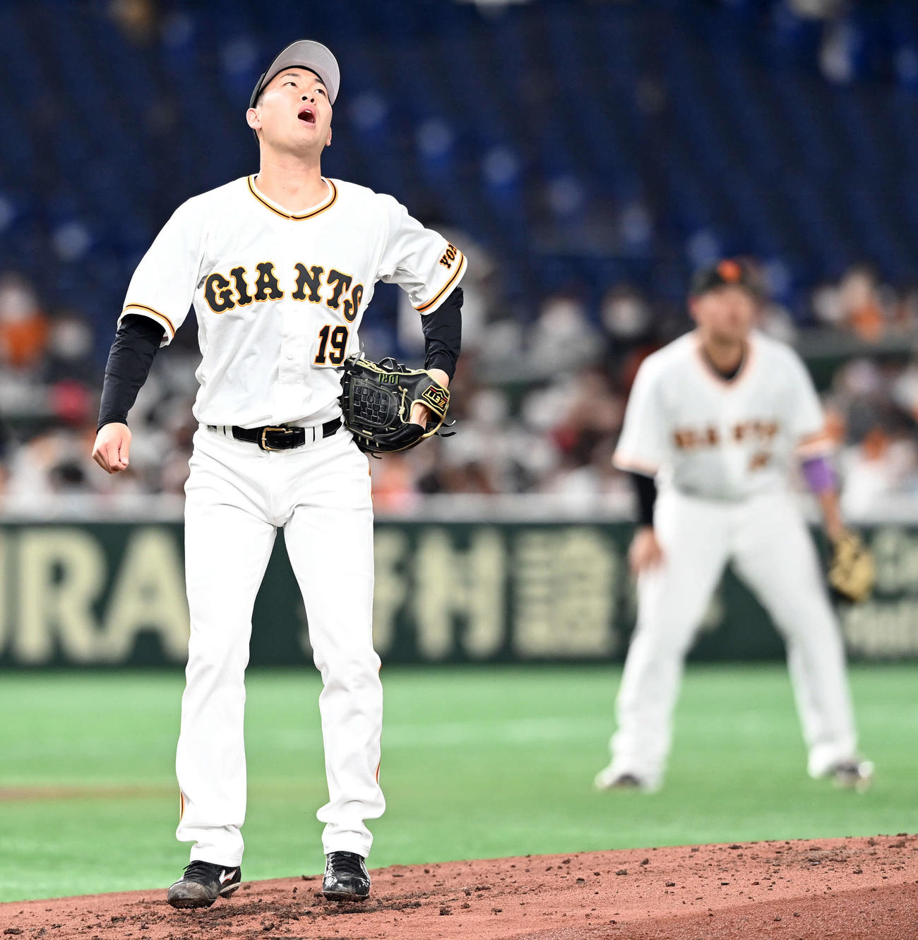 巨人対ロッテ　3回表ロッテ無死、藤岡に先制のソロ本塁打を許す山崎伊（撮影・たえ見朱実）