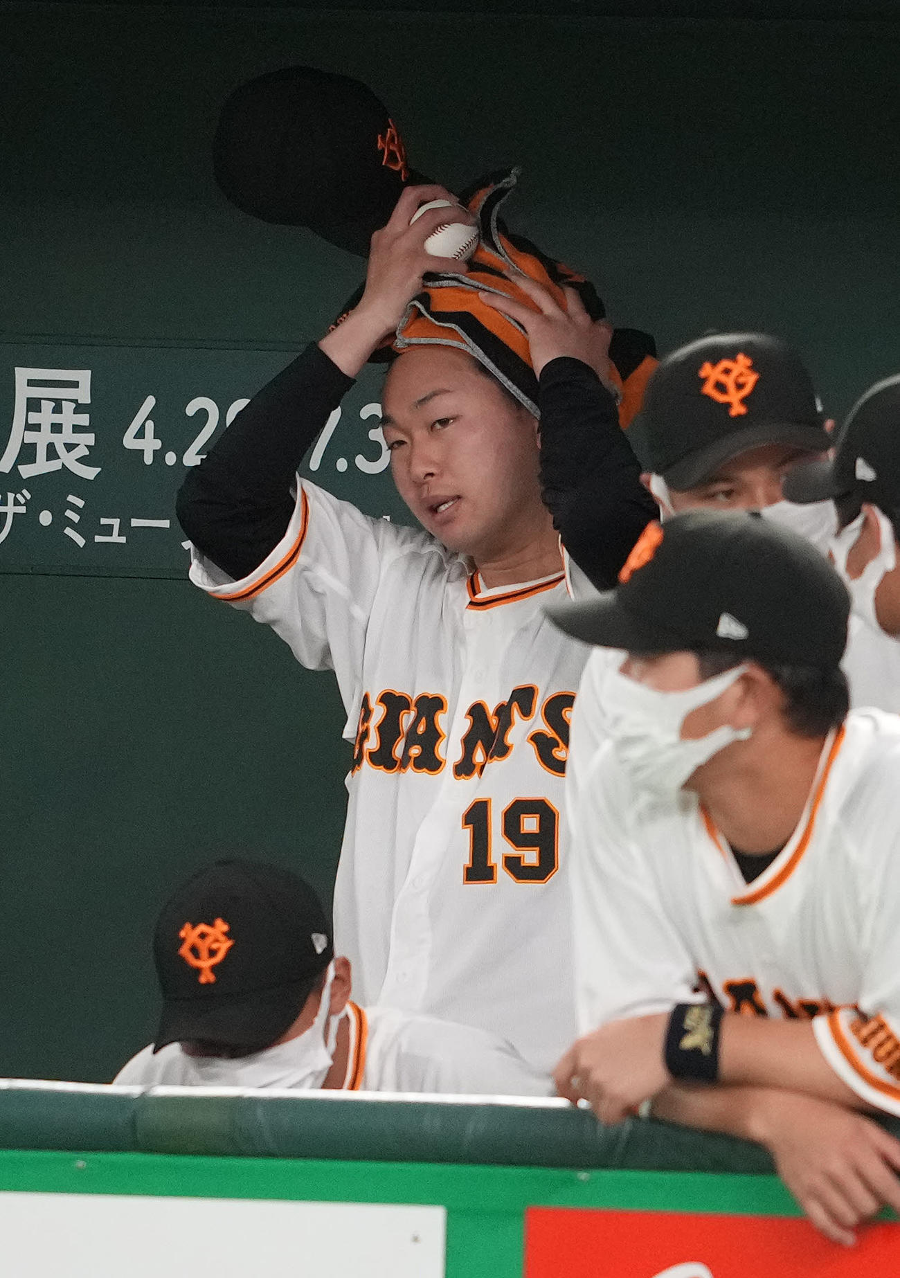 巨人対ロッテ　4回表途中で降板し、ベンチで汗を拭う巨人山崎伊（撮影・鈴木みどり）