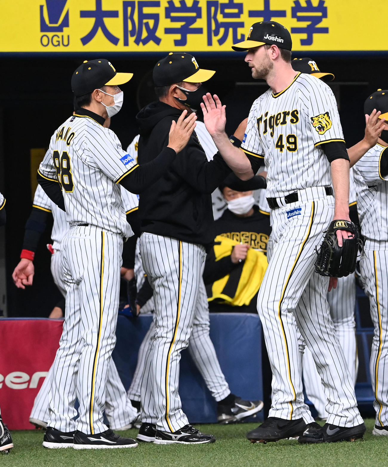 阪神対オリックス　ガンケル（右）を迎える矢野監督（撮影・前岡正明）