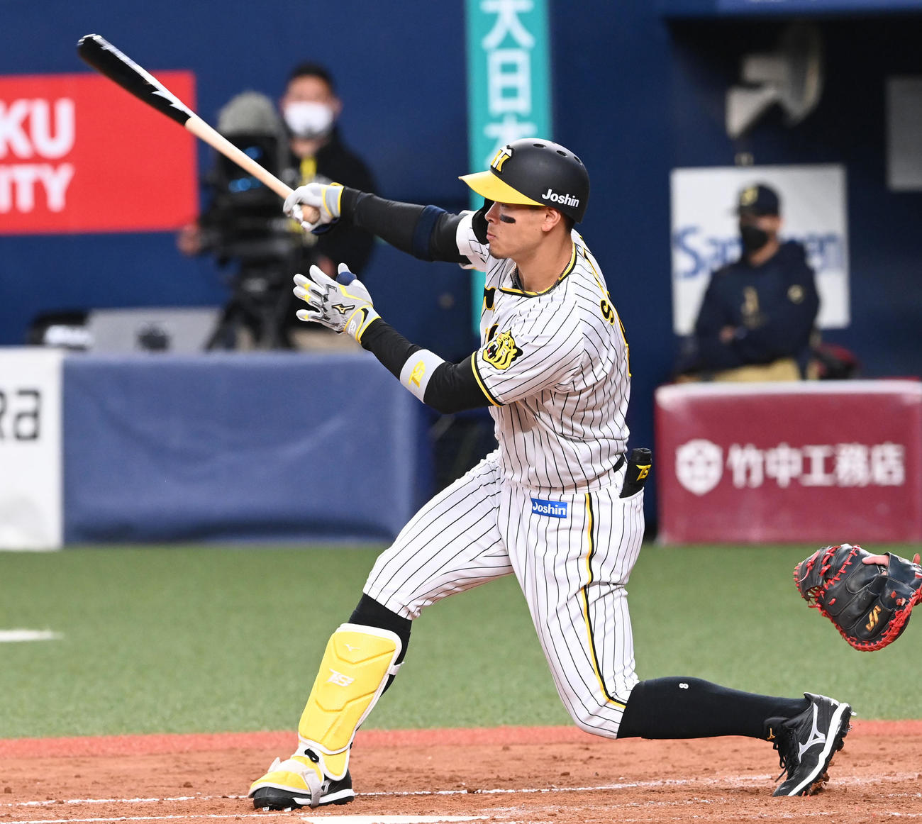 阪神対オリックス　3回裏阪神2死一、三塁、佐藤輝は右適時二塁打を放つ（撮影・前岡正明）