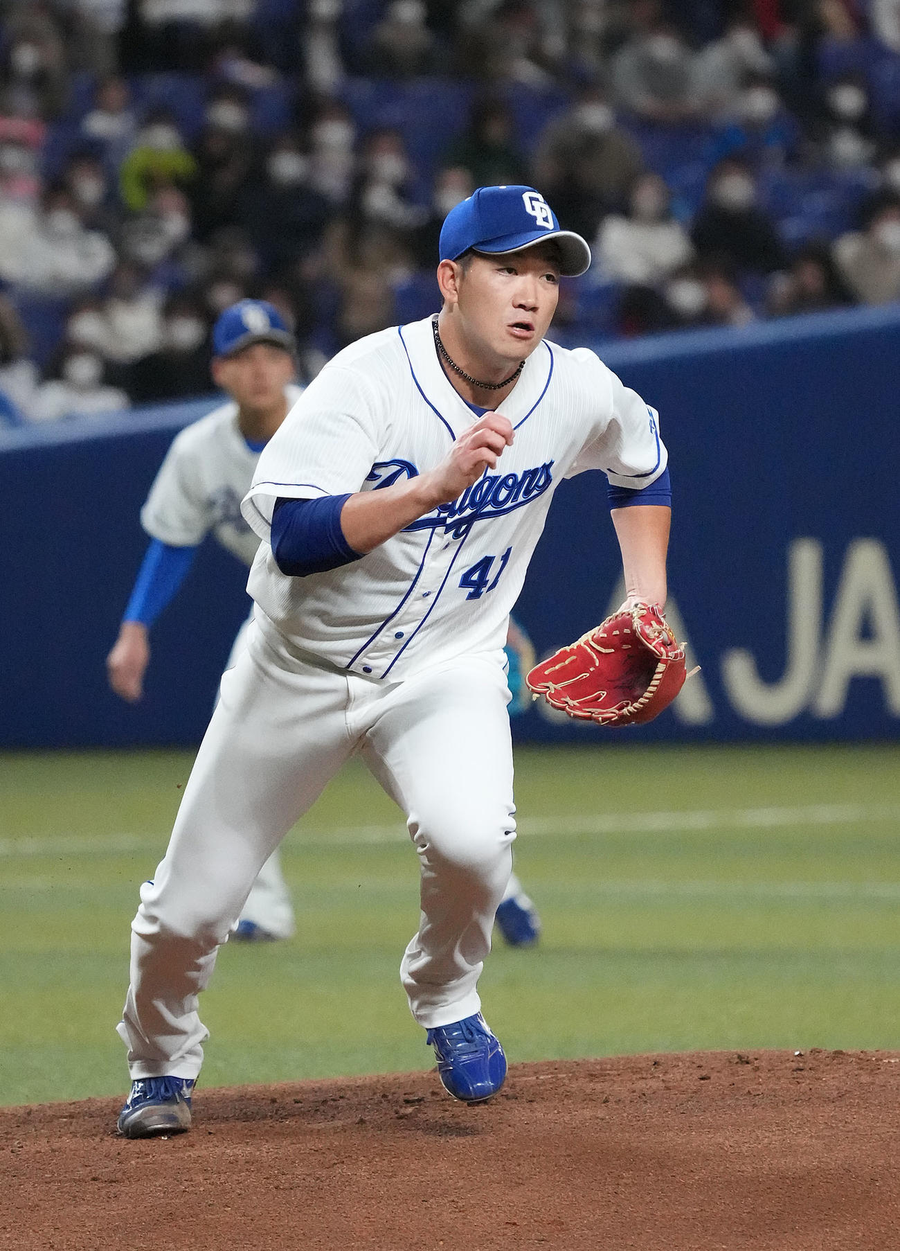 オープン戦中日対楽天　1回表楽天1死、ベースカバーに向かう中日先発の勝野（撮影・森本幸一）