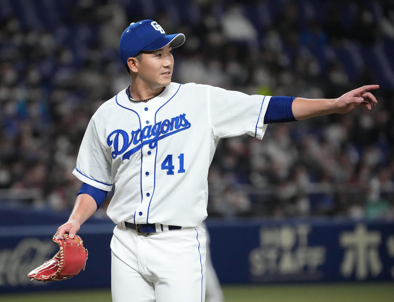 オープン戦中日対楽天　5回表楽天攻撃終了、野手を指さしベンチへ戻る勝野（撮影・森本幸一）