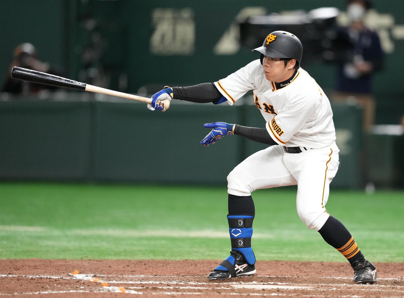 巨人対ロッテ　8回裏巨人2死二、三塁、中2点適時打を放つ松原（撮影・鈴木みどり）