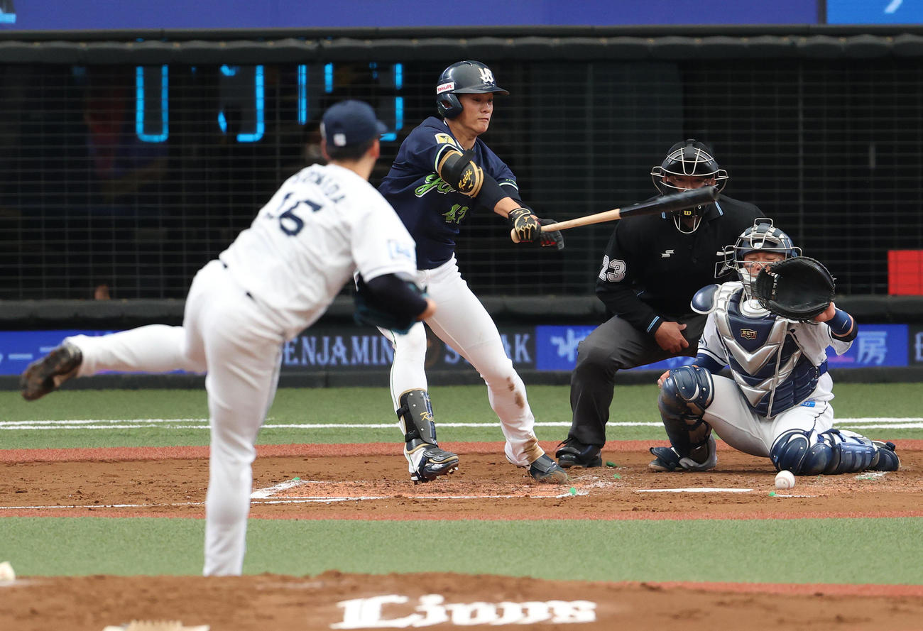 西武対ヤクルト　3回表ヤクルト無死、内野安打を放つ高橋。投手隅田（撮影・河野匠）