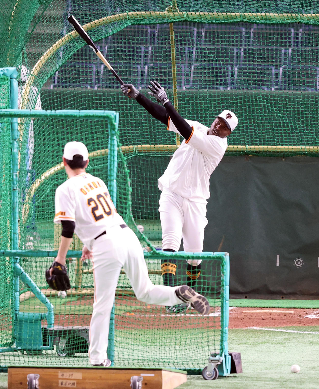 巨人対ロッテ　試合前、力強いフリー打撃する巨人ポランコ（撮影・浅見桂子）