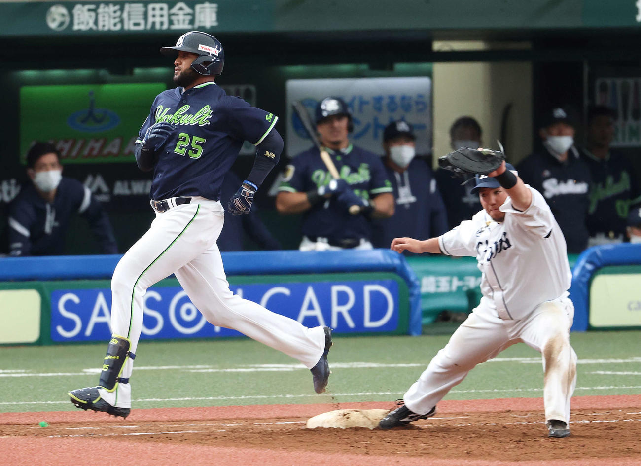 西武対ヤクルト　5回表ヤクルト1死一、三塁、三ゴロを放ったサンタナは一塁まで懸命に走り併殺を逃れる。一塁手山川（撮影・河野匠）