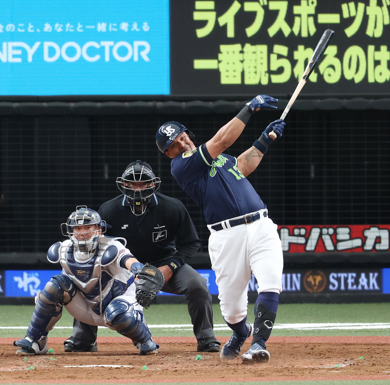 西武対ヤクルト　5回表ヤクルト2死一、二塁、2点適時二塁打を放つオスナ（撮影・河野匠）
