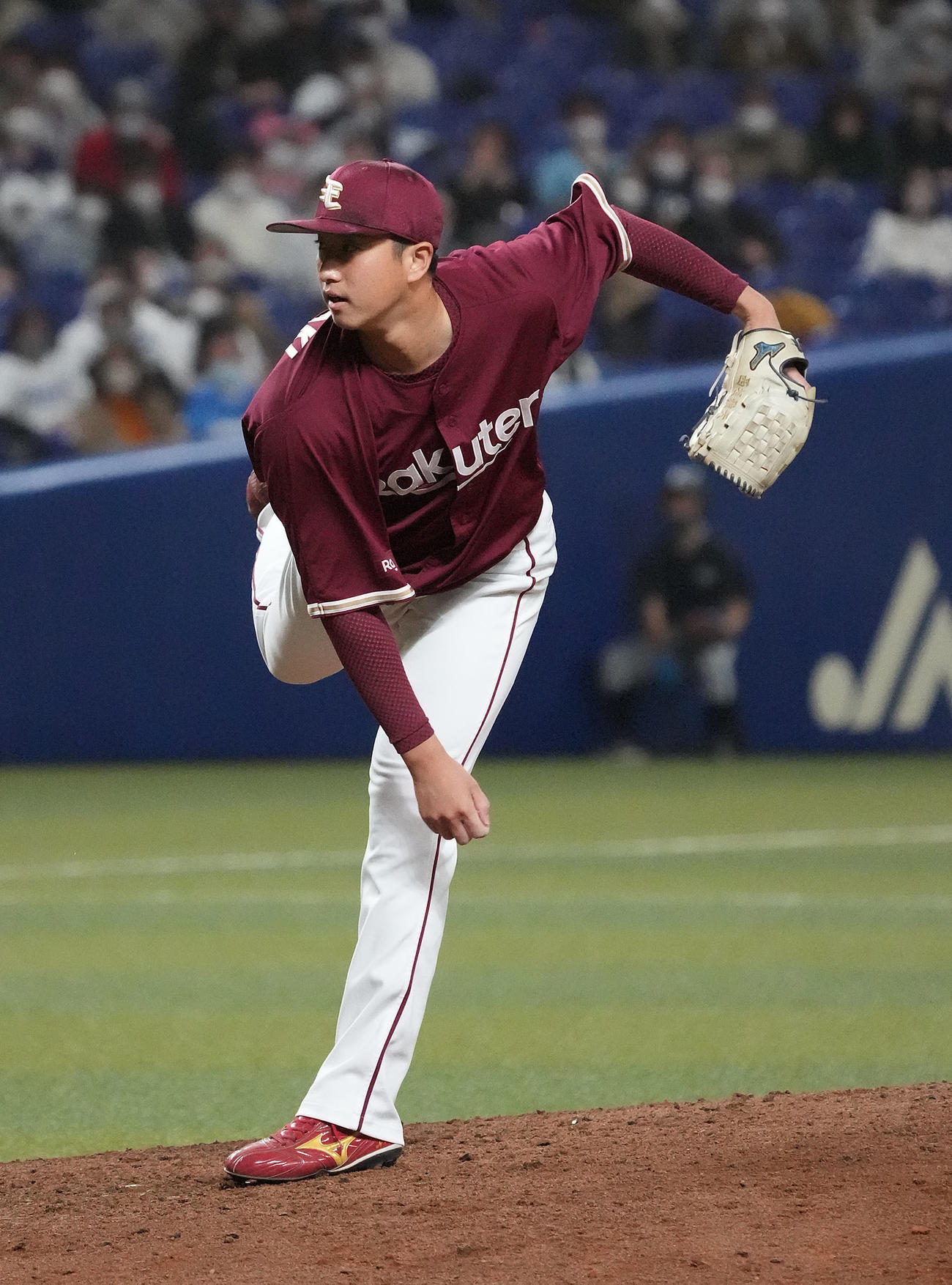 オープン戦中日対楽天　6回裏、楽天2番手で登板する西垣（撮影・森本幸一）