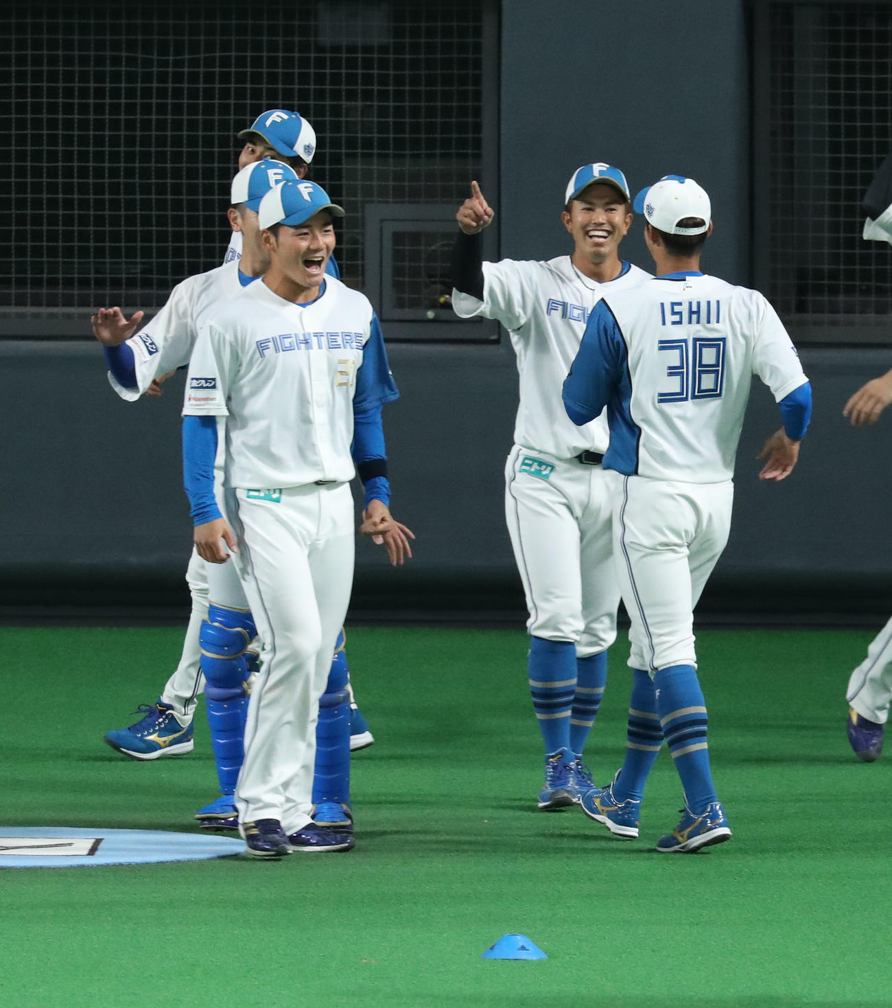 日本ハム対DeNA　試合前、ファン投票で2番一塁での先発が決まり日本ハム清宮（左手前）は笑顔を見せる（撮影・佐藤翔太）