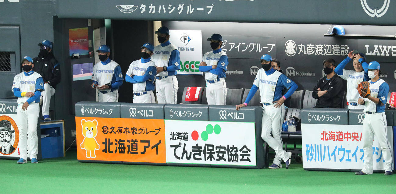 日本ハム対DeNA　日本ハム新庄監督（左から2人目）に選手交代を告げられベンチでがっかりした様子の清宮（右から2人目）（撮影・佐藤翔太）