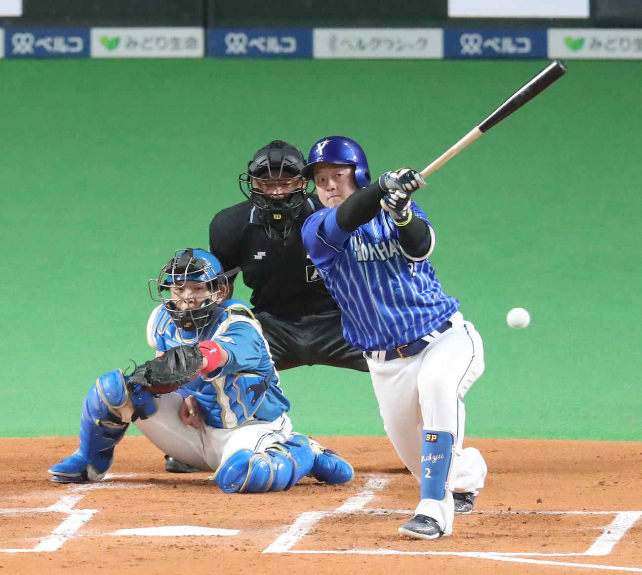 日本ハム対DeNA 1回表DeNA1死二、三塁、牧は先制となる左前適時打を放つ（撮影・佐藤翔太）