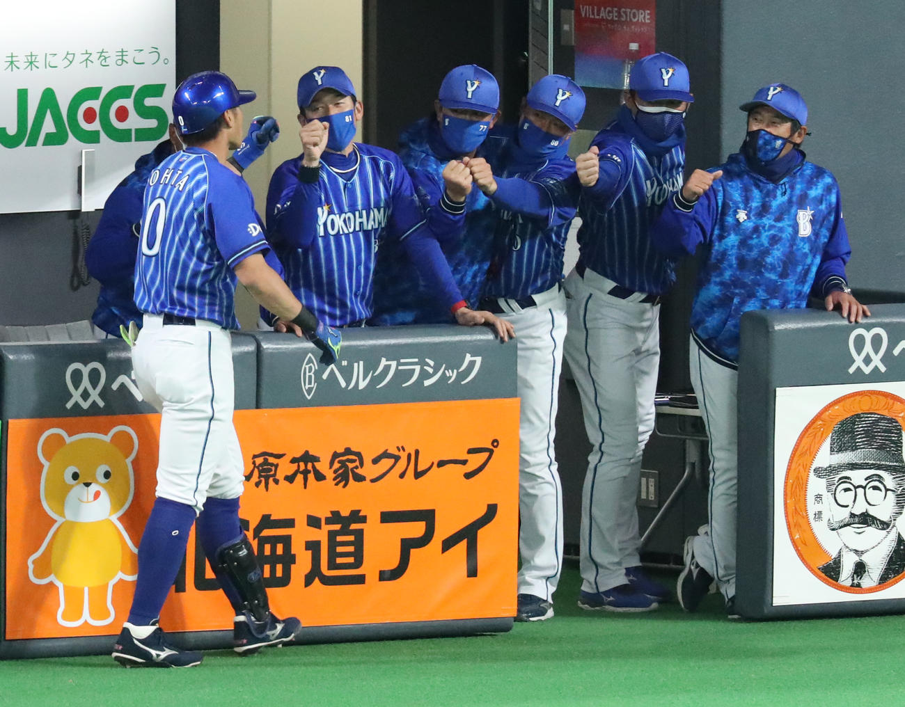 日本ハム対DeNA 1回表DeNA1死一、三塁、中犠飛を放った大田（左）を出迎える三浦監督（撮影・佐藤翔太）