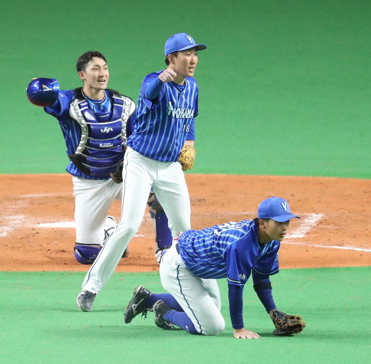 日本ハム対DeNA 5回裏日本ハム無死一、二塁、渡辺の打球を処理し三塁に送球後、二塁を指さすDeNA大貫（中央）（撮影・佐藤翔太）