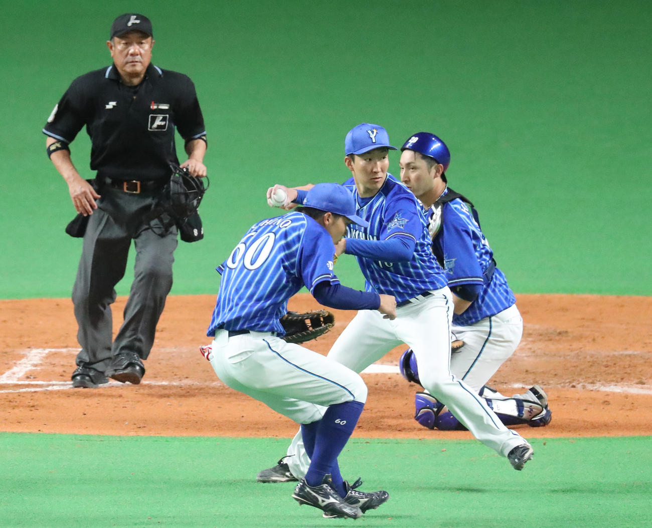 日本ハム対DeNA 5回裏日本ハム無死一、二塁、渡辺の打球を処理し三塁に送球するDeNA大貫（右から2人目）（撮影・佐藤翔太）