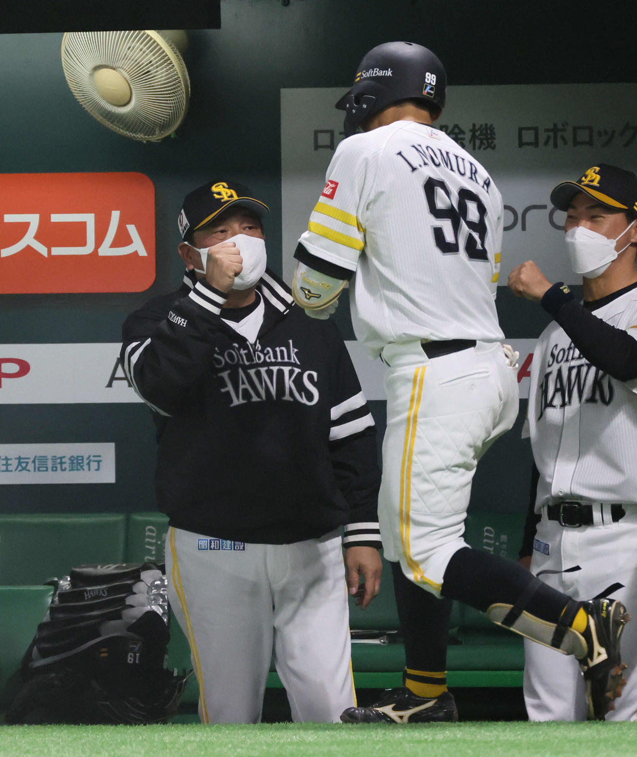 ソフトバンク対広島　4回裏ソフトバンク無死、左越え本塁打を放った野村勇は藤本監督（左）らに迎えられる（撮影・加藤孝規）