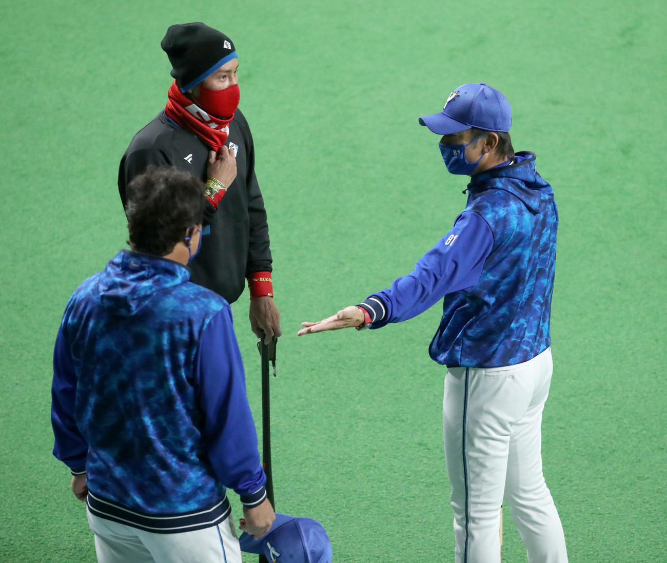 日本ハム対DeNA　試合前、言葉を交わす日本ハム新庄監督（左後方）とDeNA三浦監督（撮影・佐藤翔太）
