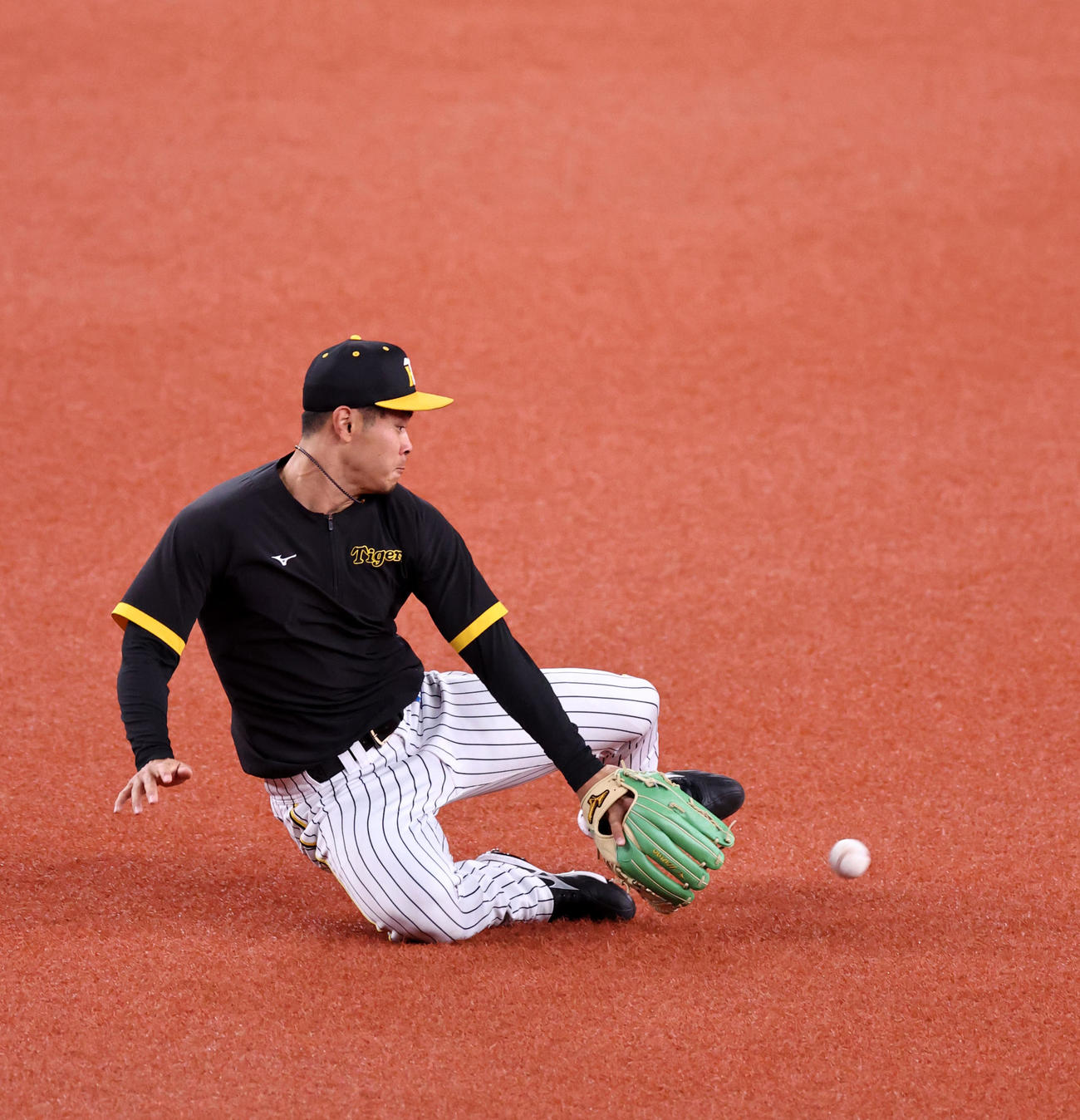 阪神対オリックス　練習で緑色のグラブを使い二塁を守る佐藤輝（撮影・加藤哉）