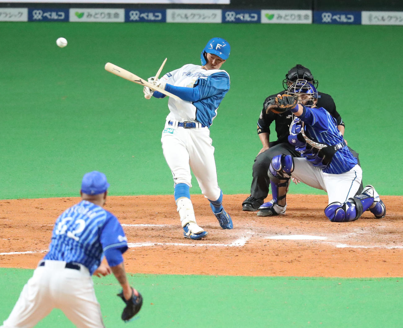日本ハム対DeNA 8回裏日本ハム2死一、二塁、石井はバットを折りながら同点となる右前適時打を放つ。投手はDeNAエスコバー（撮影・佐藤翔太）