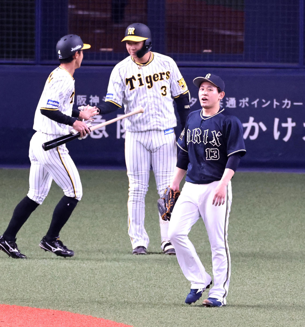 阪神対オリックス　3回裏阪神2死一、三塁、宮城は佐藤輝に右線適時二塁打を打たれ失点する（撮影・加藤哉）