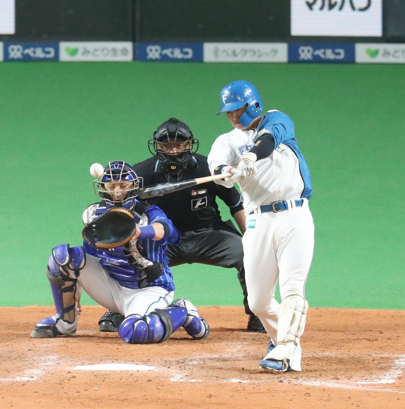 日本ハム対DeNA 5回裏日本ハム2死一塁、佐藤は適時二塁打を放つ（撮影・佐藤翔太）