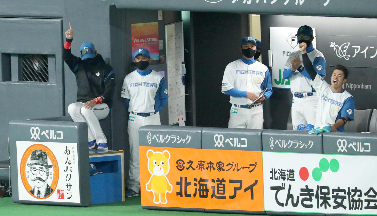 日本ハム対DeNA 5回裏日本ハム2死一塁、佐藤の適時二塁打に天を指さす新庄監督（左）（撮影・佐藤翔太）