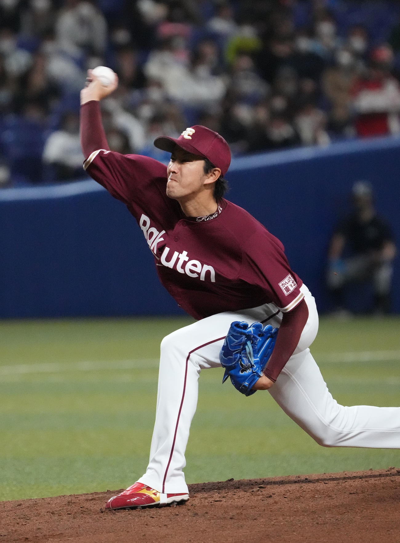 オープン戦中日対楽天　1回裏、登板する楽天先発の岸（撮影・森本幸一）