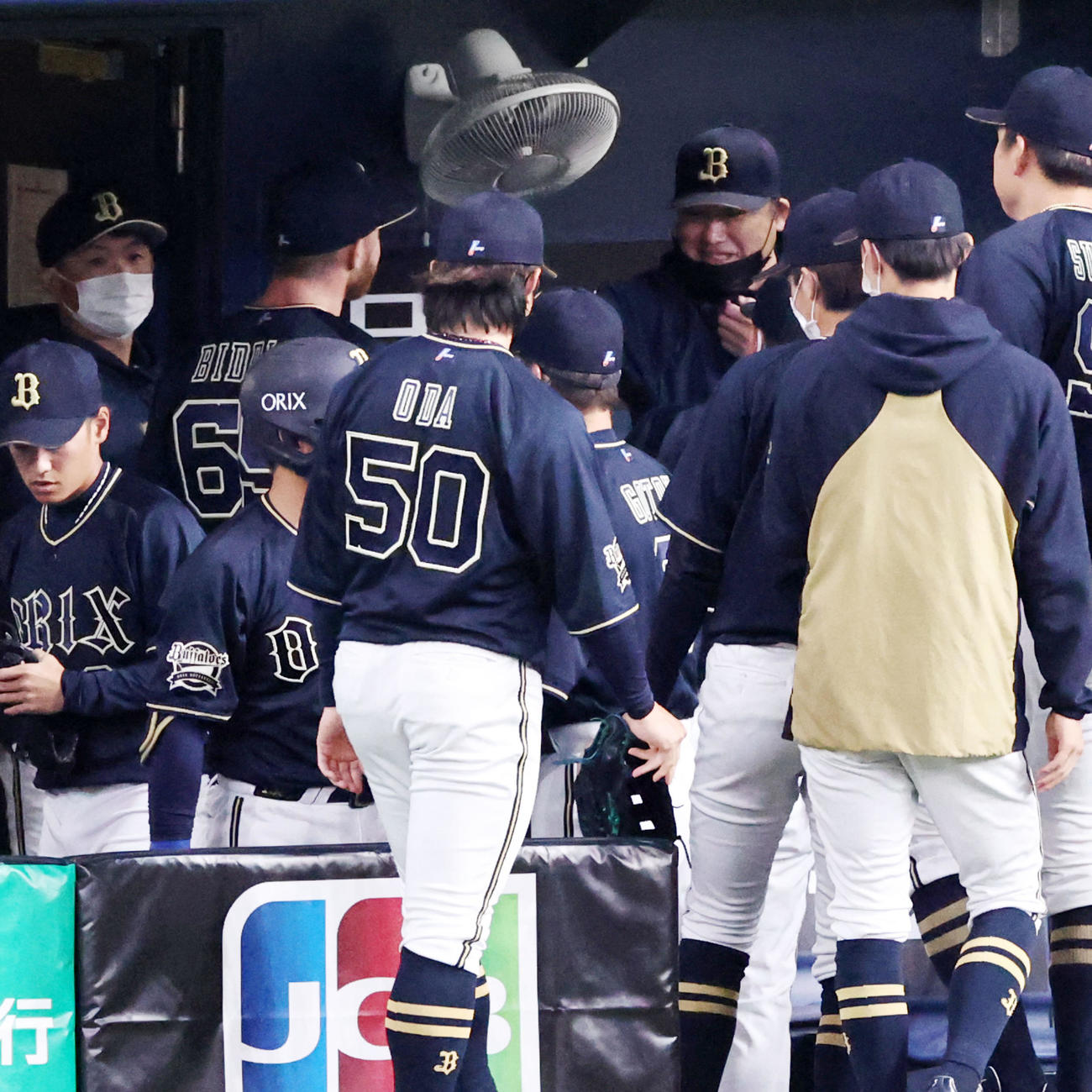 阪神対オリックス　7回裏、阪神打線を無失点で抑えたビドル（左）を握手で迎える中嶋監督（撮影・加藤哉）