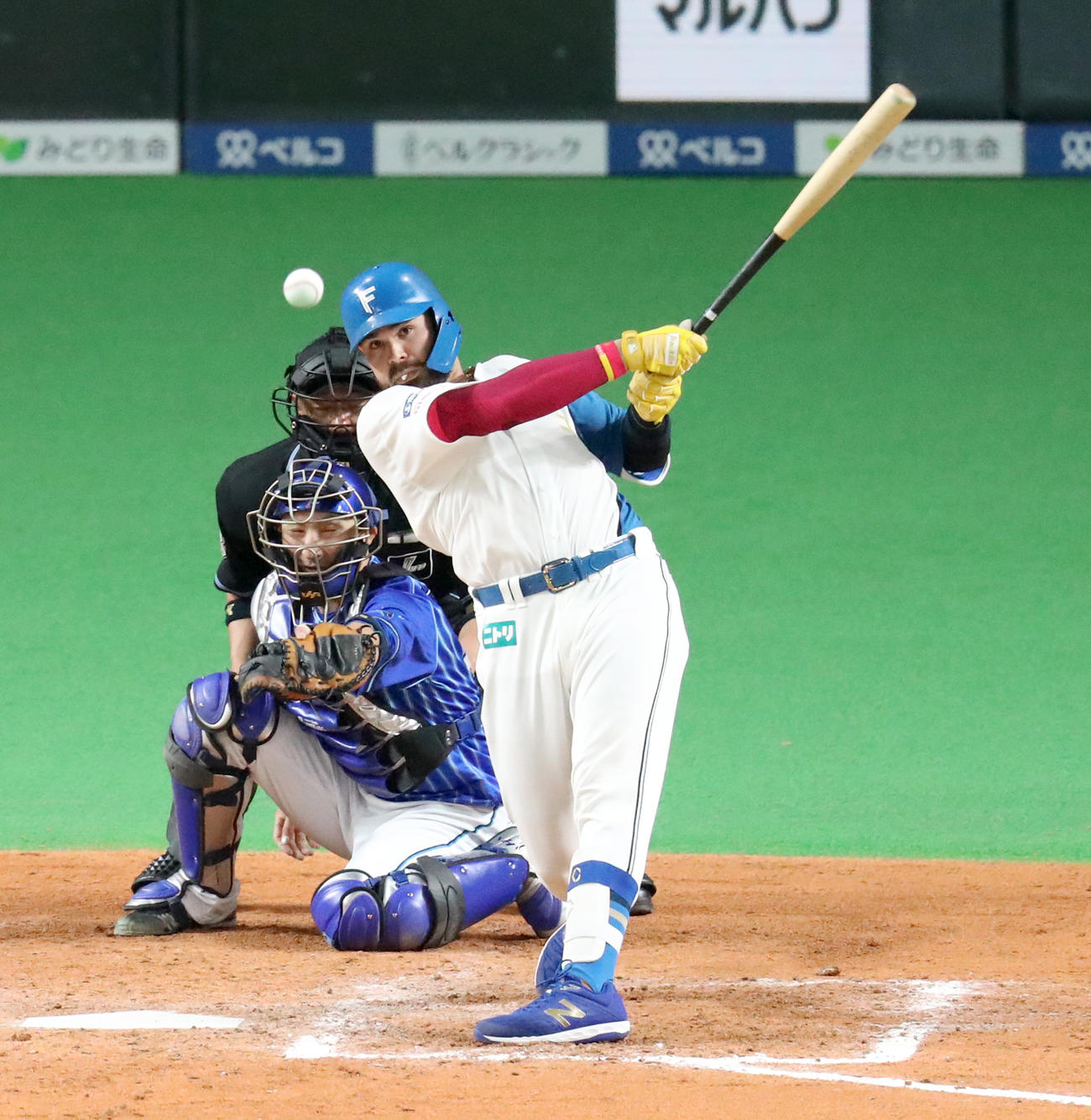 日本ハム対DeNA 8回裏日本ハム2死満塁、ヌニエスは中前適時打を放つ（撮影・佐藤翔太）