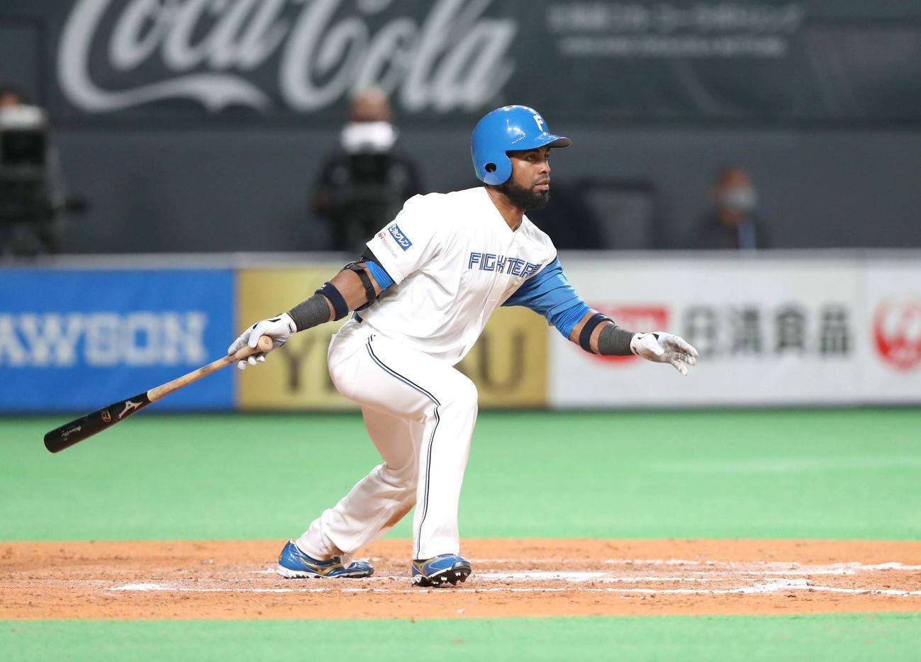 日本ハム対DeNA 8回裏日本ハム2死一、三塁、右前に適時打を放つアルカンタラ（撮影・黒川智章）