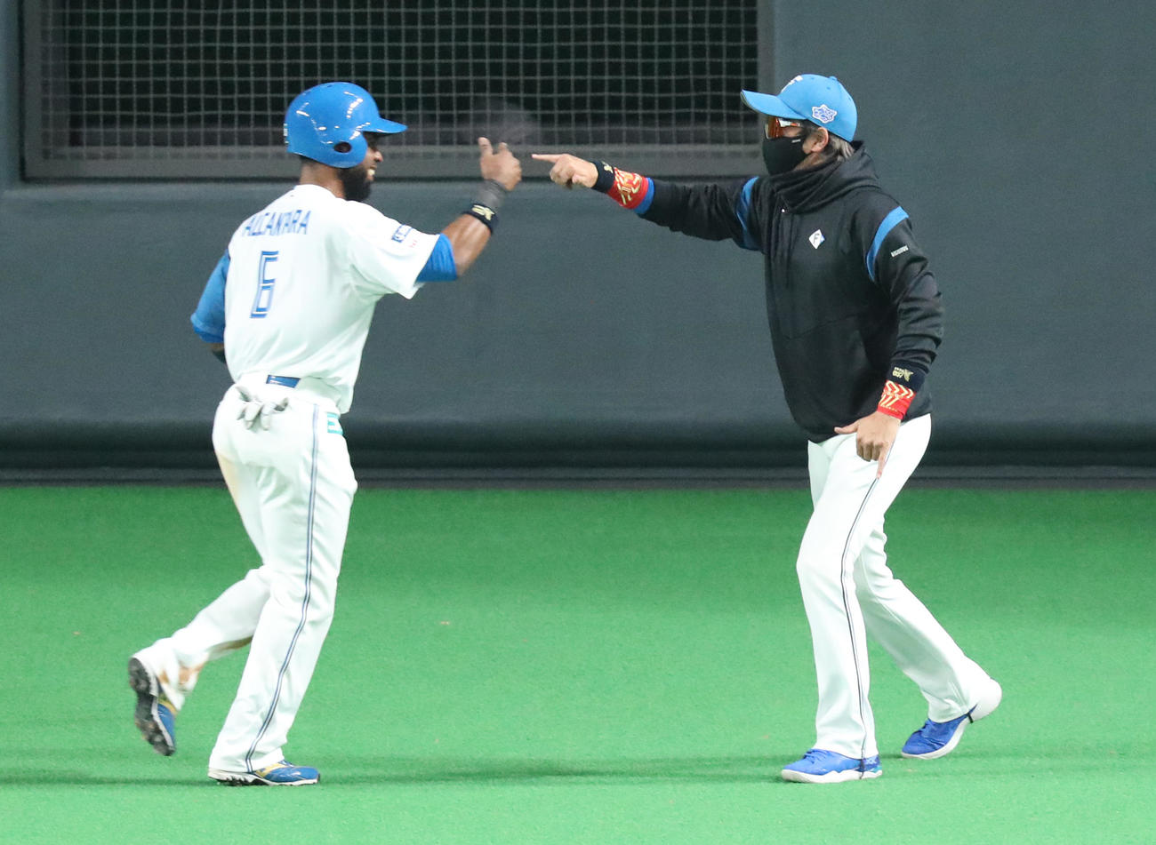 日本ハム対DeNA　勝ち越しとなる右前適時打を放った日本ハム・アルカンタラ（左）を出迎える新庄監督（撮影・佐藤翔太）