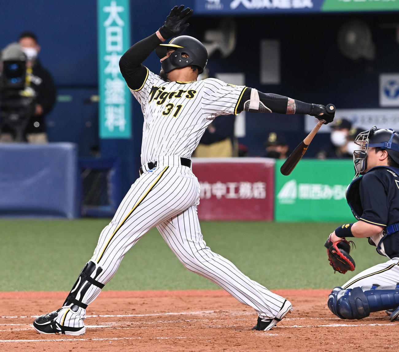 阪神対オリックス　3回裏阪神2死一、三塁、マルテは右前適時打を放つ（撮影・前岡正明）