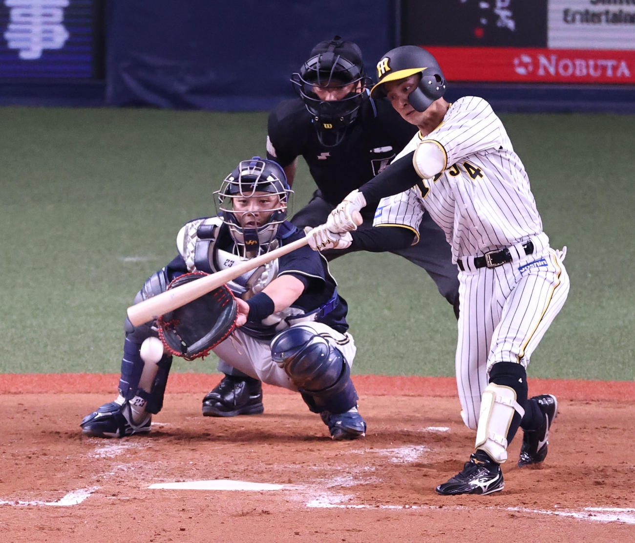 阪神対オリックス　4回裏阪神2死一、二塁、二塁への適時内野安打を放つ熊谷（撮影・加藤哉）