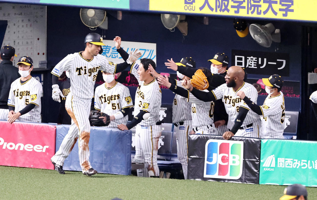 阪神対オリックス　4回裏阪神2死一、二塁、熊谷の二塁適時内野安打で本塁生還しベンチのナインとタッチする二塁走者江越（撮影・加藤哉）