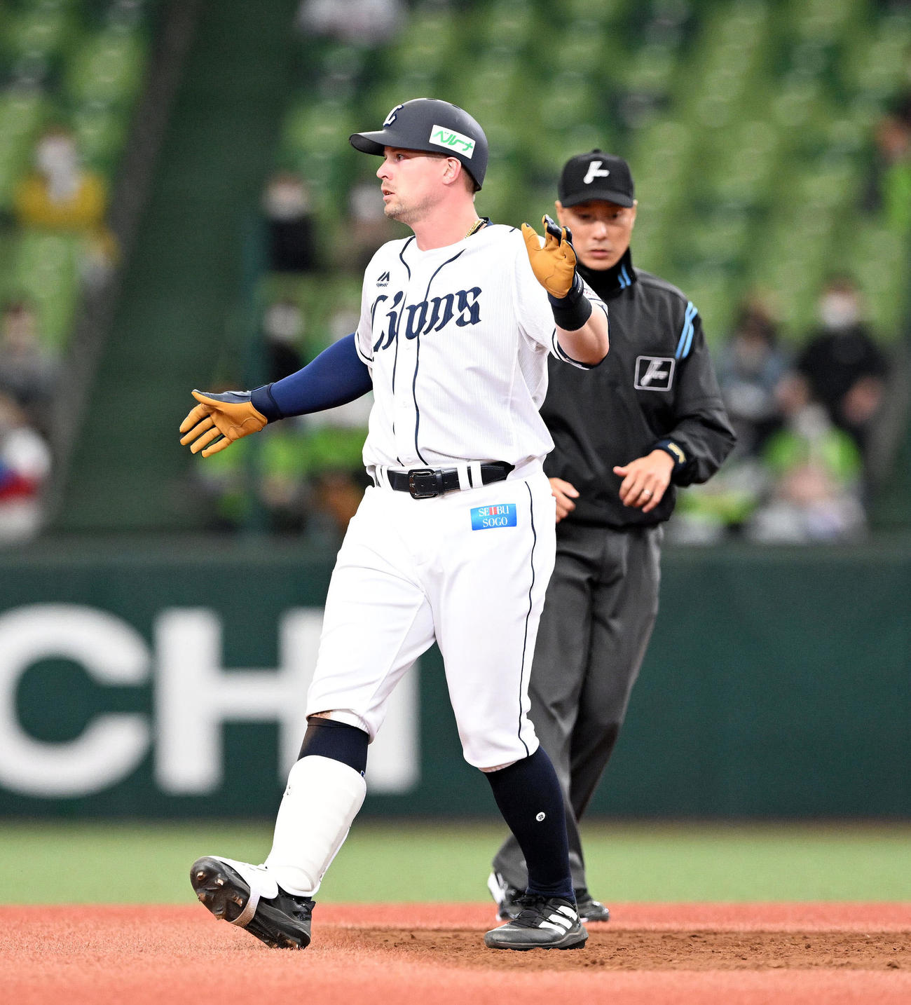 西武対ヤクルト　4回裏西武2死一塁、左適時二塁打を放ったオグレディは手をたたいて喜ぶ（撮影・滝沢徹郎）