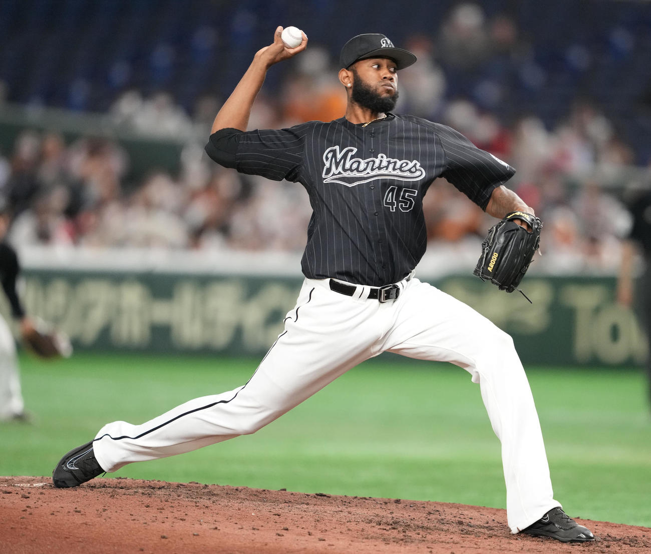 巨人対ロッテ　7回裏から2番手で登板したロッテ・ゲレーロ（撮影・鈴木みどり）
