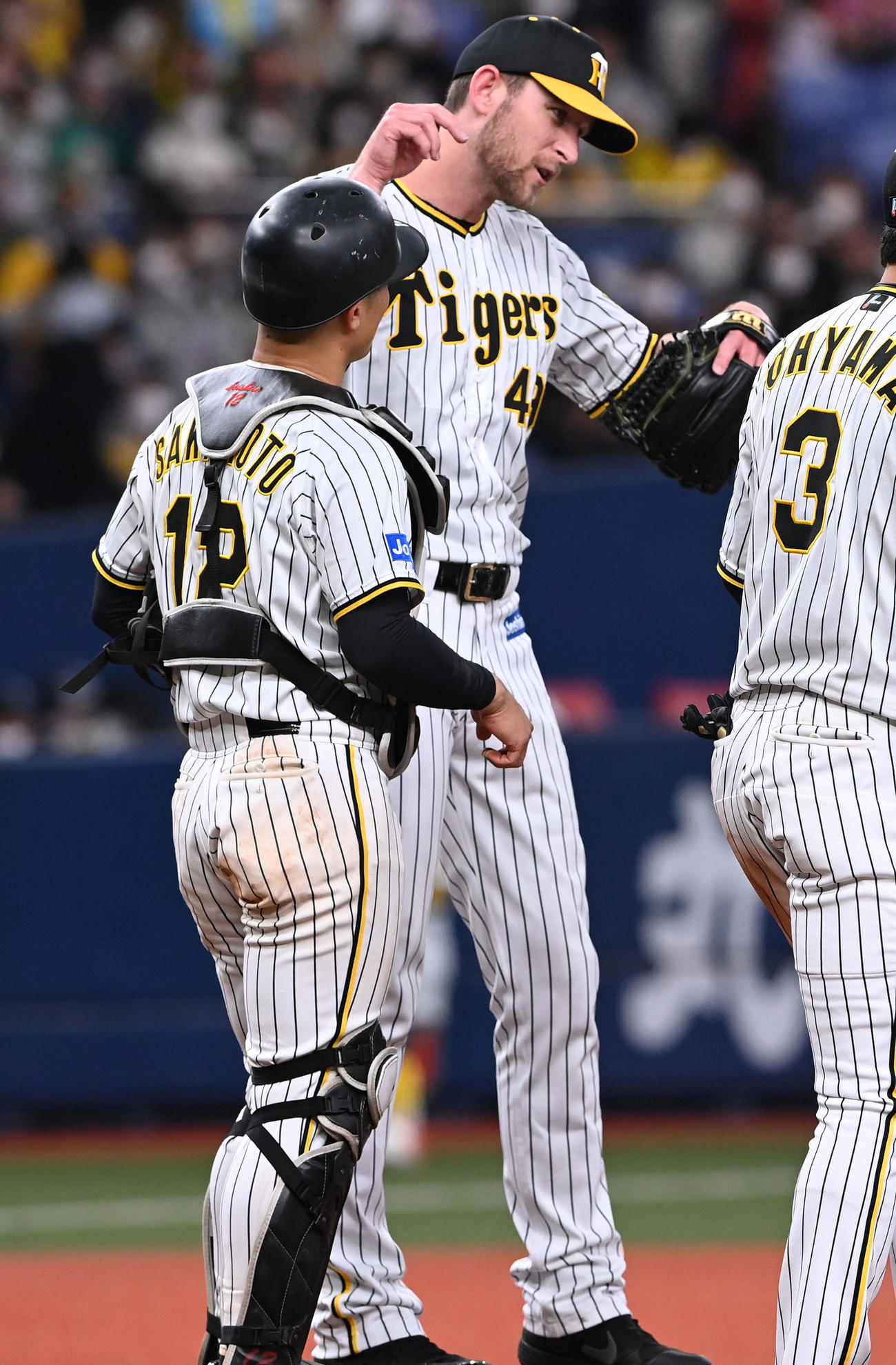 阪神対オリックス　3回を無失点に抑えたガンケル（右）はチームの勝利に笑顔を見せる（撮影・前岡正明）