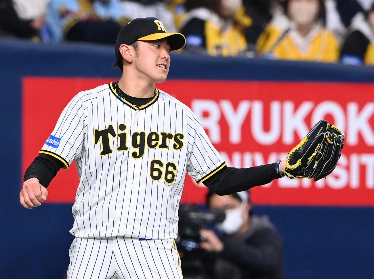 阪神対オリックス　6回、ナインを迎える阪神先発の小川（撮影・前岡正明）