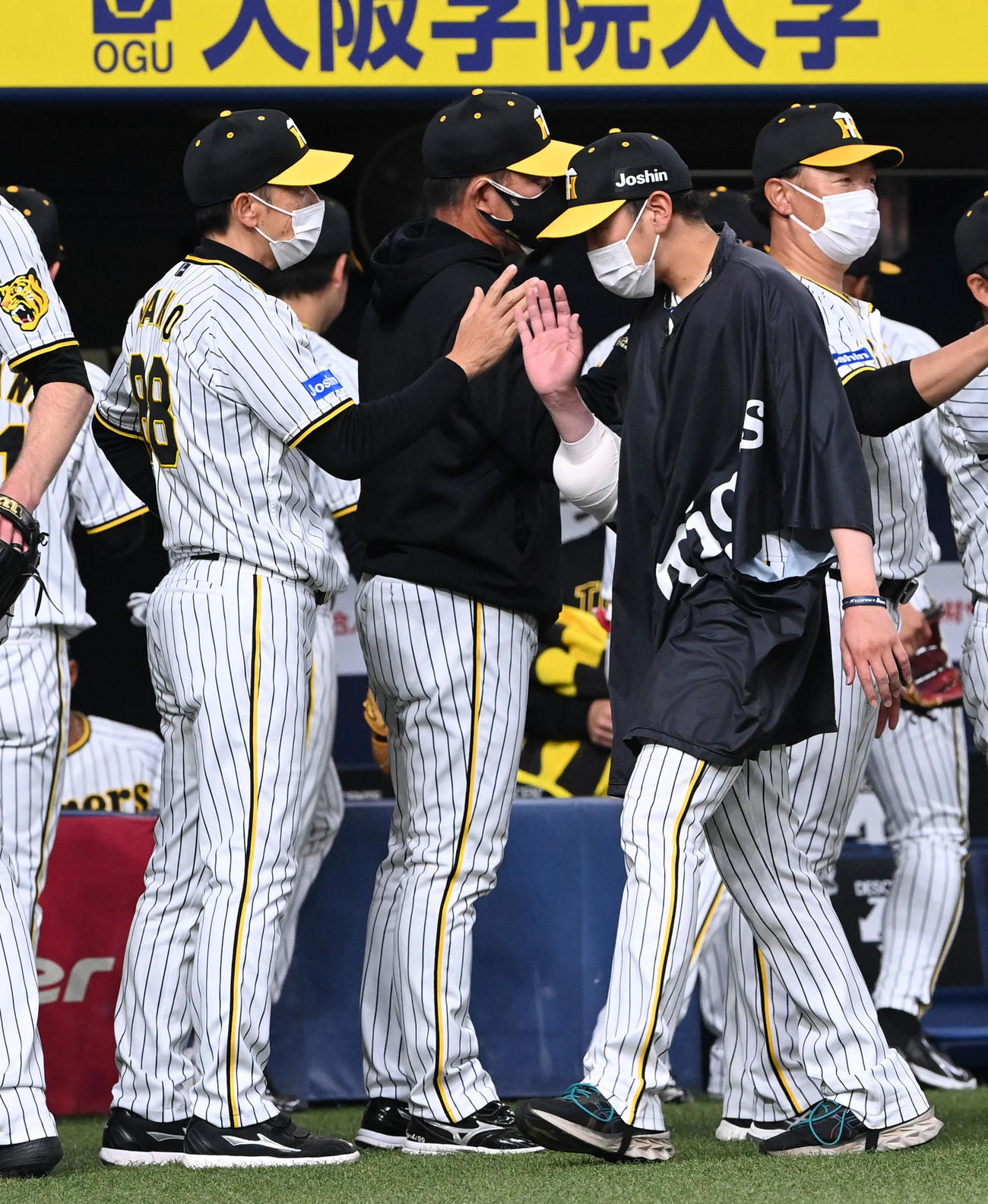阪神対オリックス　試合後、小川（右）を迎える矢野監督（撮影・前岡正明）