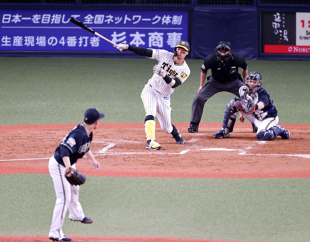 阪神対オリックス　3回裏阪神2死一、三塁、佐藤輝は右翼線に適時二塁打を放つ。投手は宮城（撮影・加藤哉）