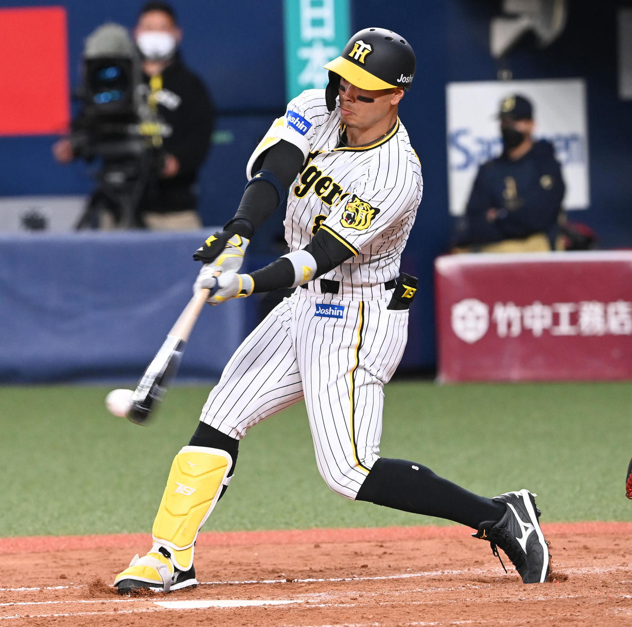 阪神対オリックス　3回裏阪神2死一、三塁、右翼線へ適時二塁打を放つ佐藤輝（撮影・前岡正明）