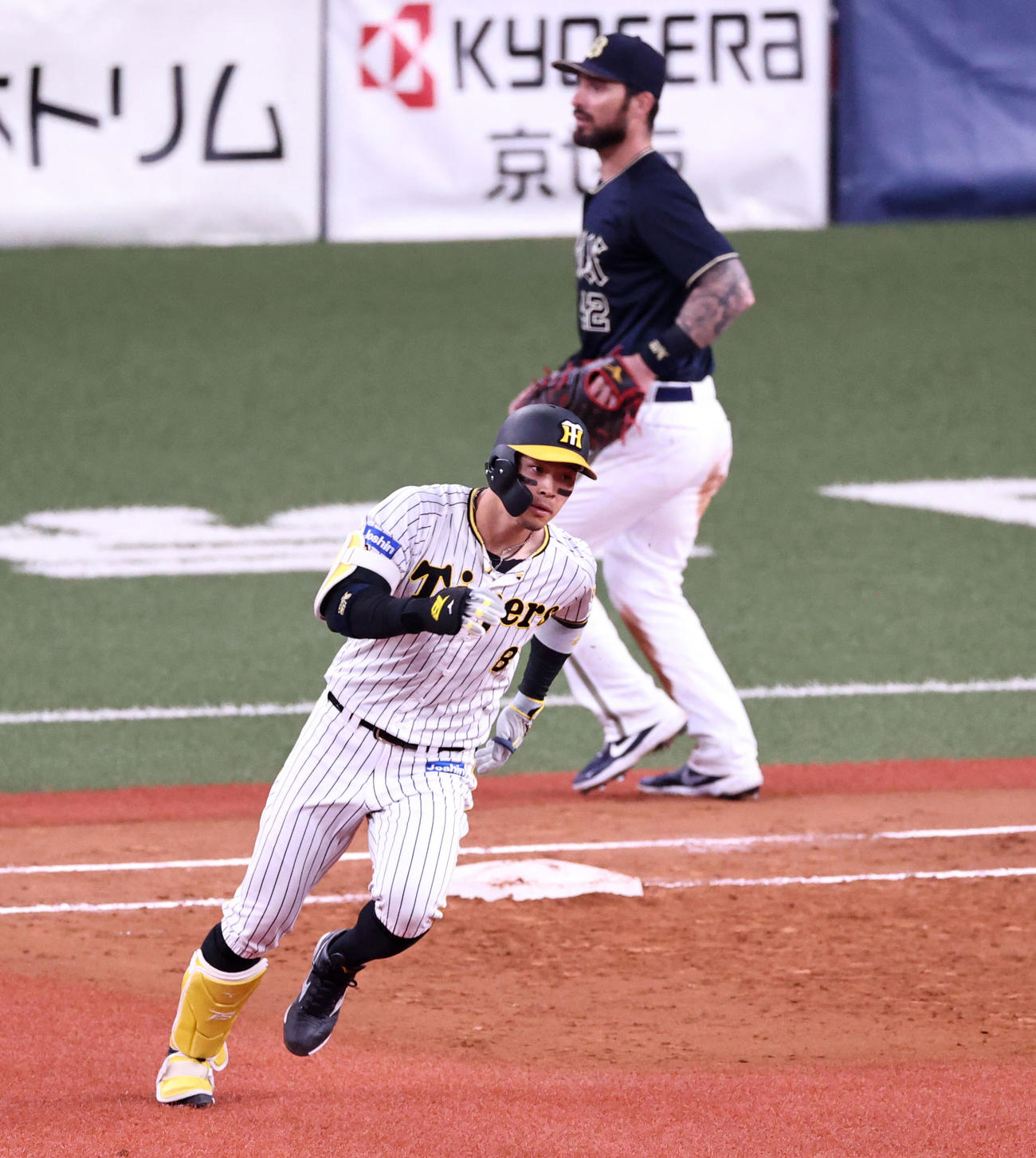 阪神対オリックス　3回裏阪神2死一、三塁、佐藤輝は右翼線に適時二塁打を放つ（撮影・加藤哉）