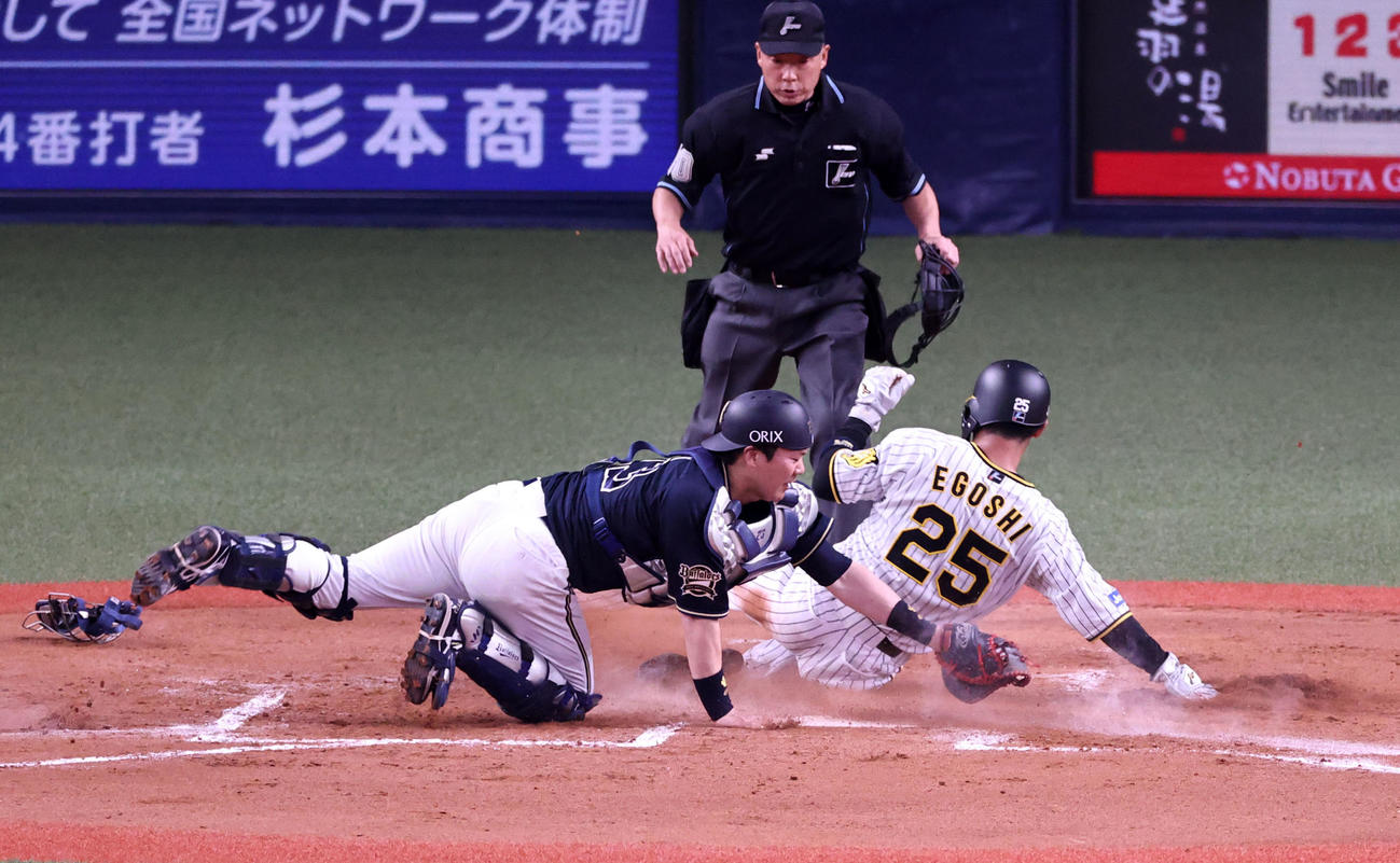 阪神対オリックス　4回裏阪神2死一、二塁、二塁走者江越は熊谷の二塁内野安打で本塁生還。捕手は伏見（撮影・加藤哉）