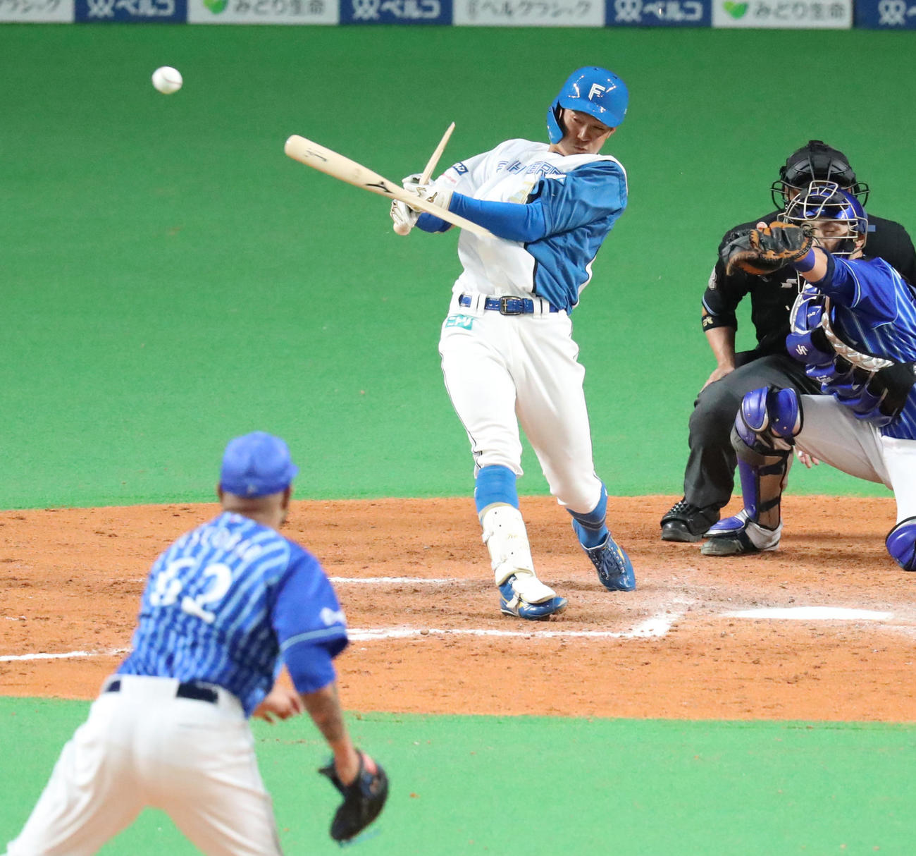 8回裏日本ハム2死一、二塁、石井はバットを折りながら同点となる右前適時打を放つ。投手はDeNAエスコバー（撮影・佐藤翔太）
