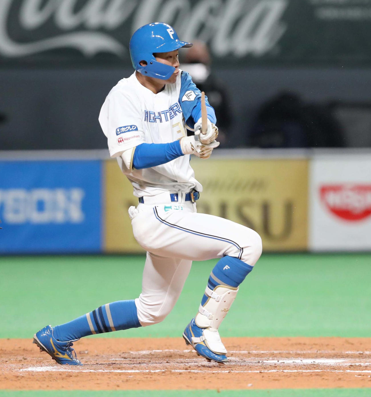 8回裏日本ハム2死一、二塁、バットを折りながら右前適時打を放つ石井（撮影・黒川智章）
