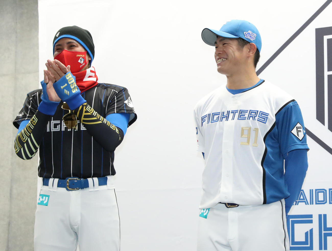 支配下登録会見で日本ハム新庄監督（左）は古川に拍手を送る（撮影・佐藤翔太）