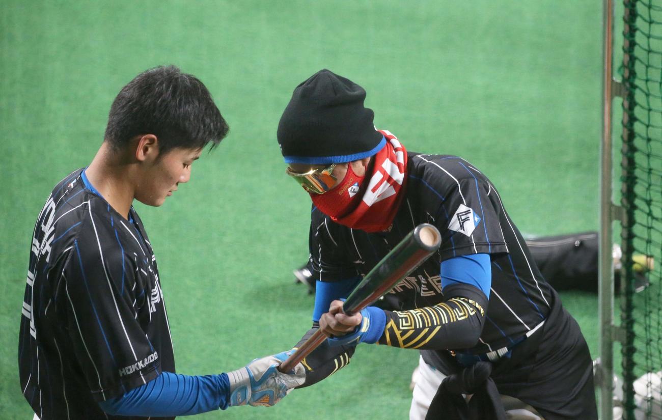 日本ハム対DeNA　清宮（左）の打撃指導をする新庄監督（撮影・黒川智章）