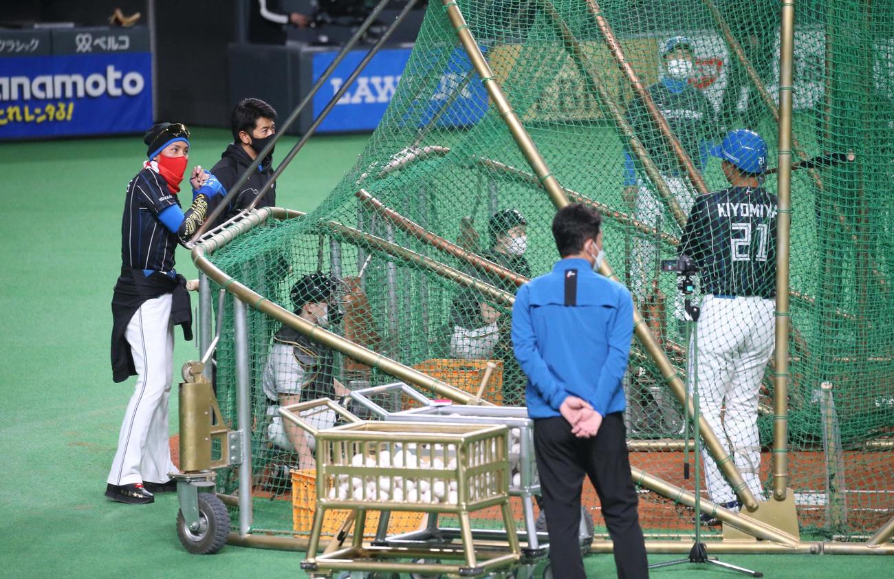 日本ハム対DeNA　清宮のフリー打撃で指導する新庄監督（左）（撮影・黒川智章）