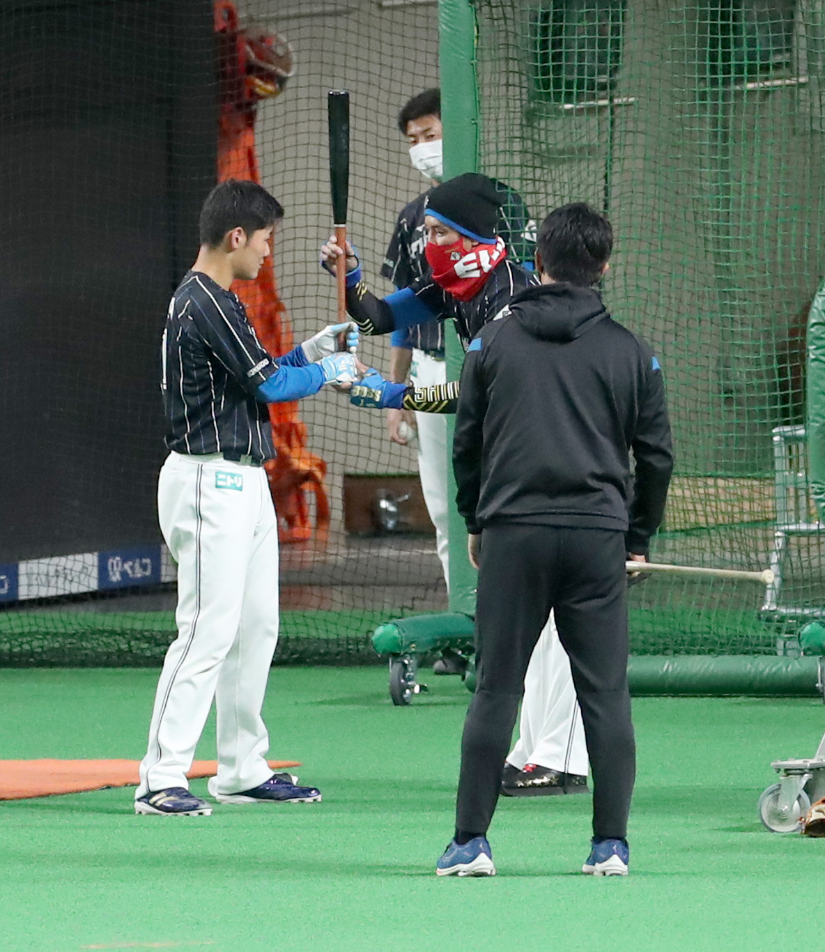 日本ハム対DeNA　試合前、日本ハム清宮（左）に打撃指導をする新庄監督（撮影・佐藤翔太）