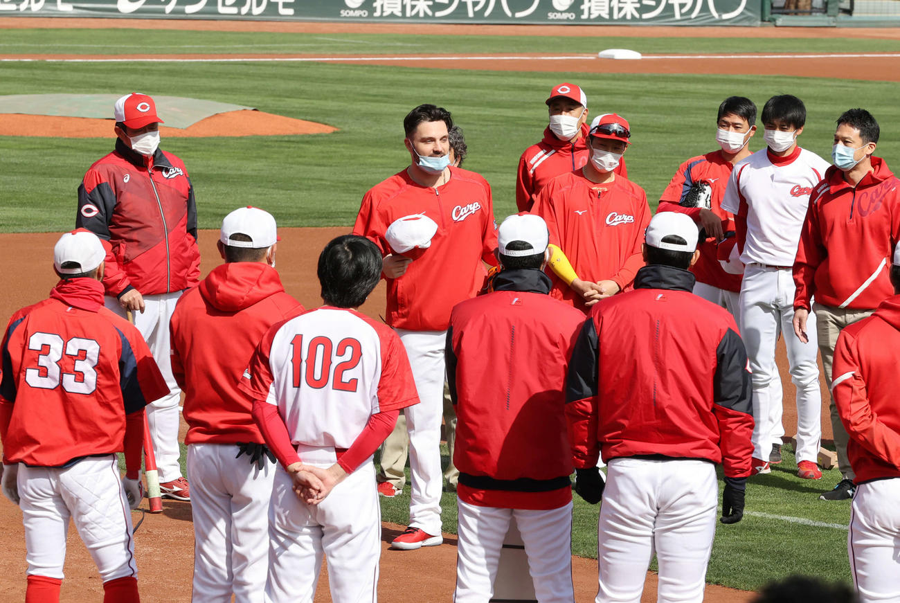 オープン戦ソフトバンク対広島　試合前練習に合流し、ナインにあいさつする広島の新外国人マクブルーム（中央）（撮影・加藤孝規）