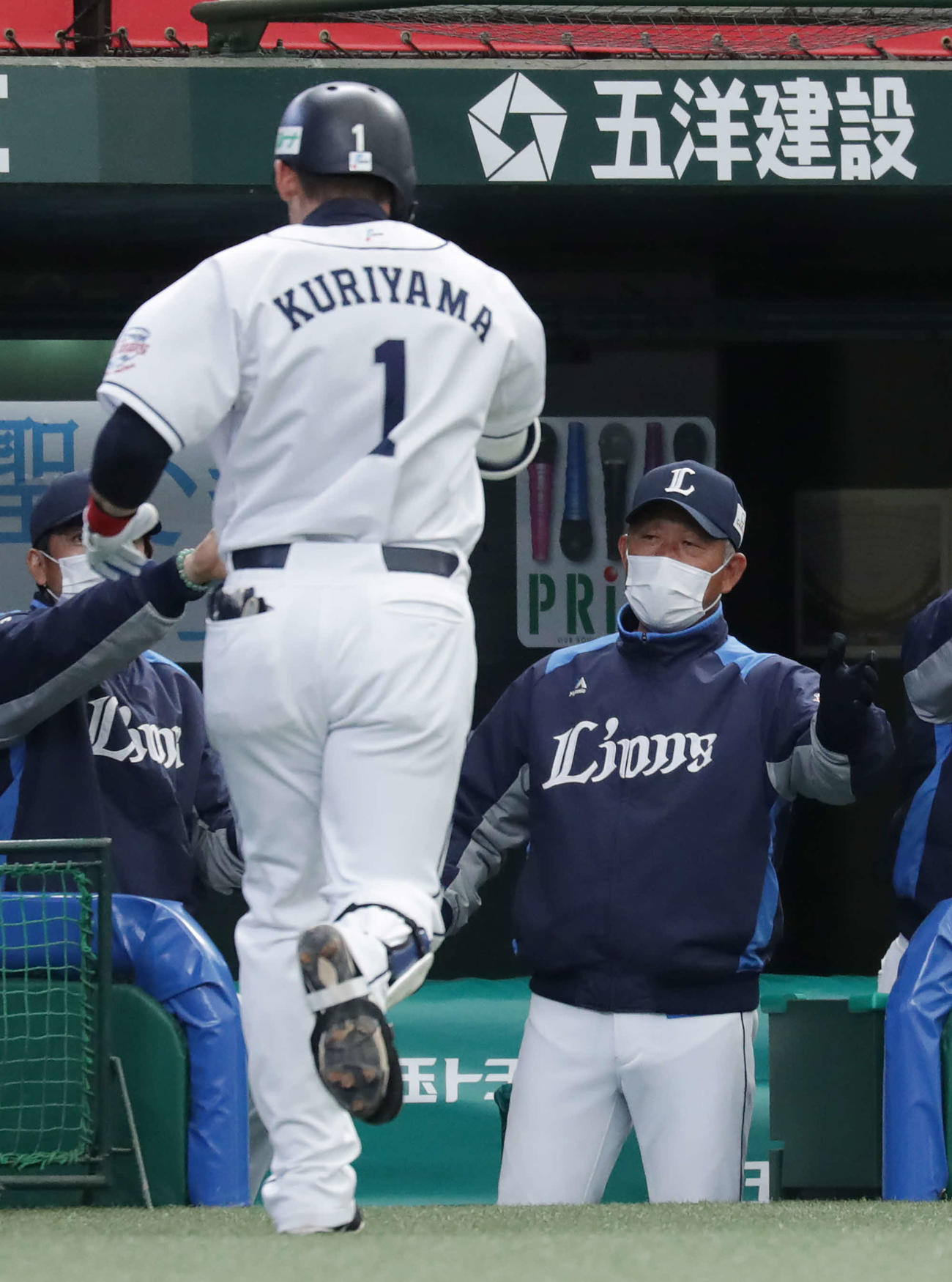 西武対ヤクルト　5回裏西武無死、先制の右越え本塁打を放った栗山巧（手前）を迎える辻発彦監督（撮影・河野匠）